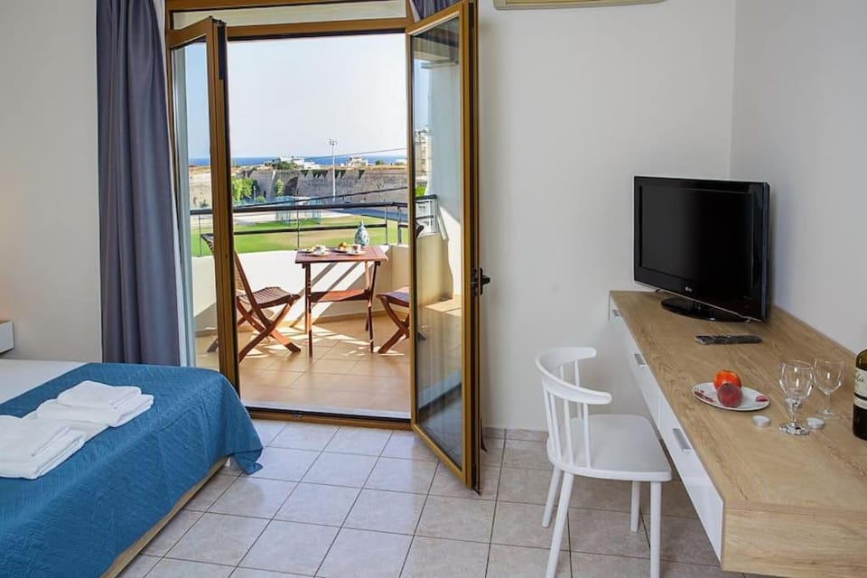 Communal lounge/ TV room, TV and multimedia, Balcony/Terrace