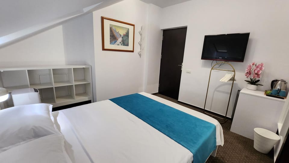Bed, TV and multimedia, Photo of the whole room, hair dresser