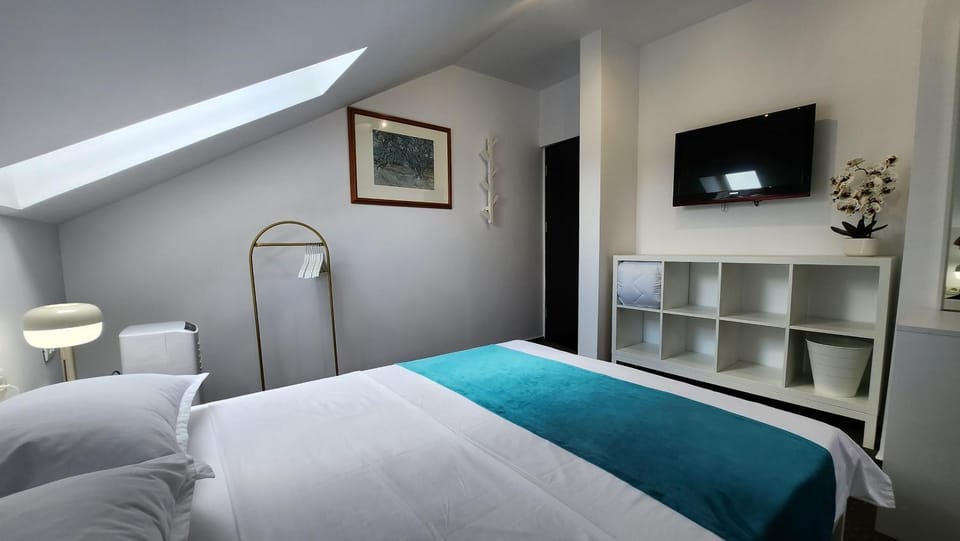 Bed, TV and multimedia, Photo of the whole room, hair dresser