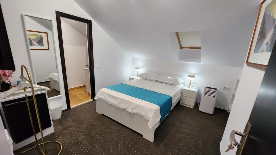 Bed, TV and multimedia, Photo of the whole room, hair dresser