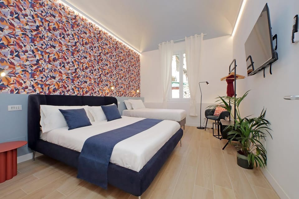 Bed, TV and multimedia, Photo of the whole room, Bedroom