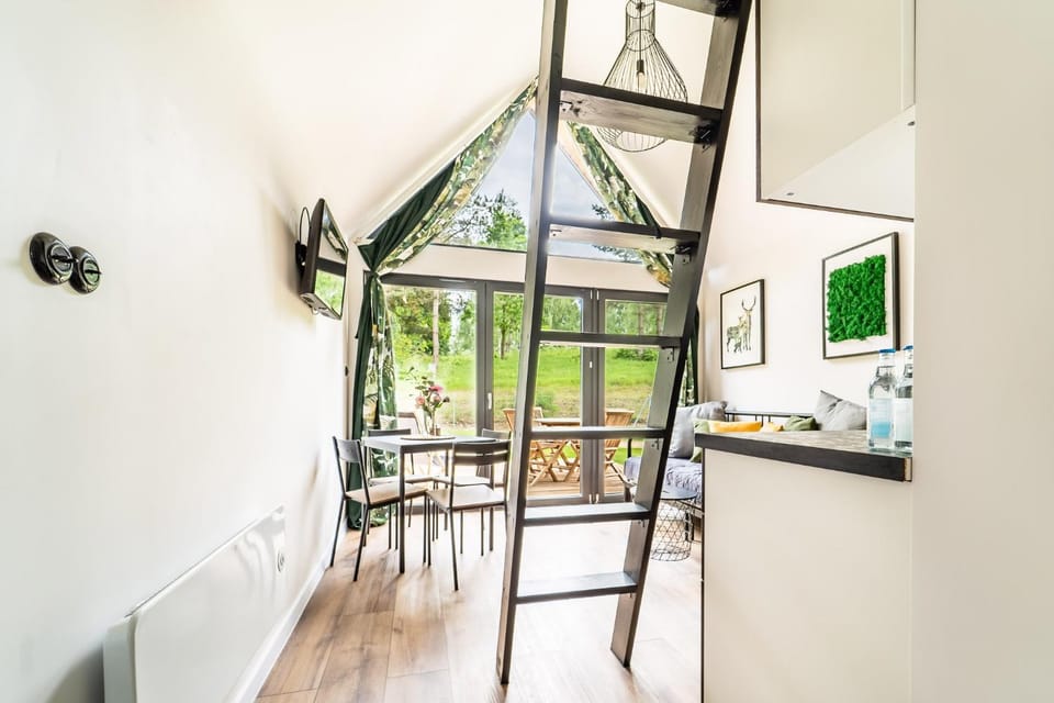 Property building, View (from property/room), Balcony/Terrace, Living room, Seating area, Dining area