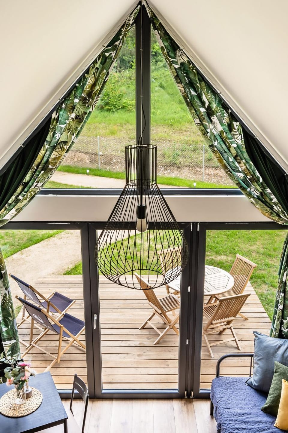 Property building, Patio, Day, Garden, View (from property/room), Balcony/Terrace, Living room, Seating area, Dining area, Garden view