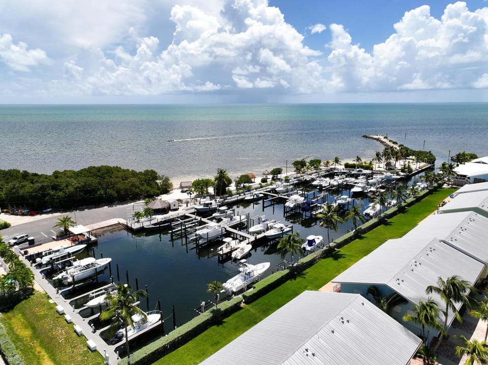 Villa Valbuena Azul Escape 2 Kings Key Largo Pickleball Tennis Pool Lagoon Apartment in Key Largo