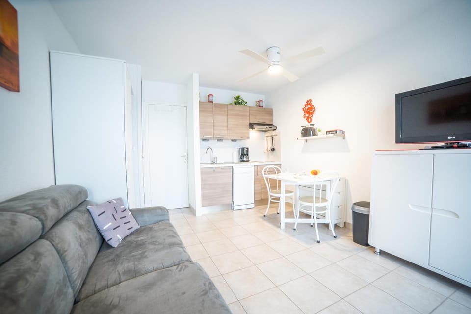 Communal lounge/ TV room, TV and multimedia, Kitchen or kitchenette, Living room, Seating area, Dining area, Communal kitchen