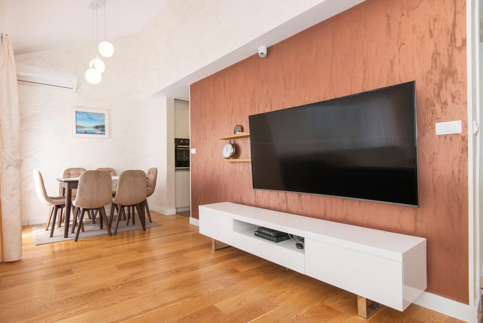 TV and multimedia, Dining area