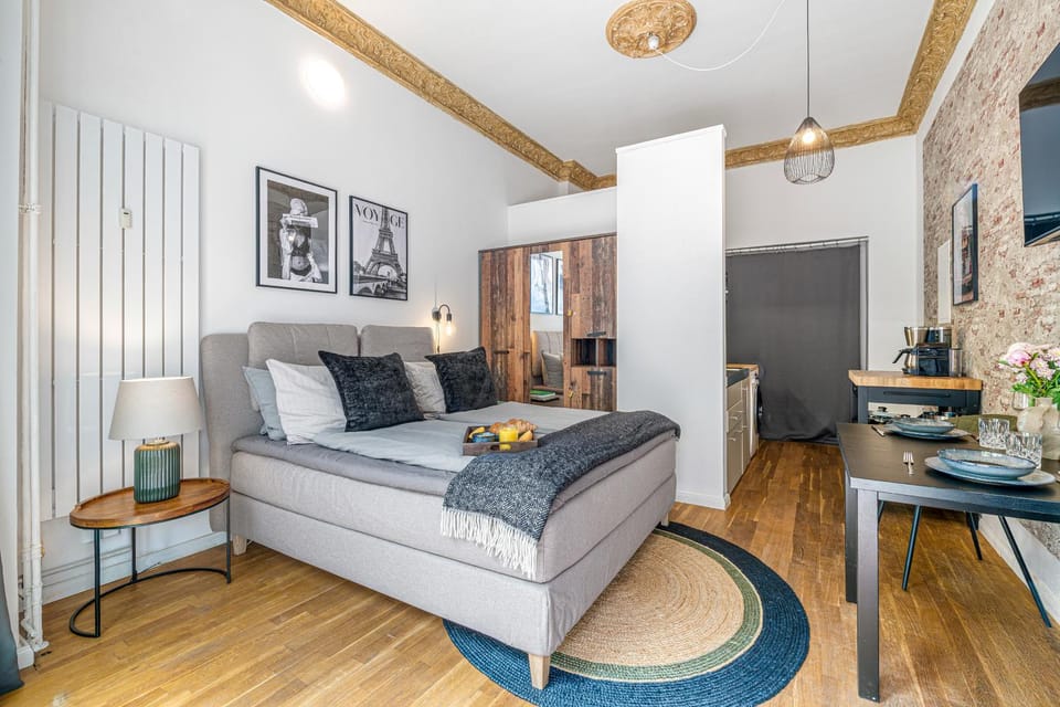 The Koburger I - Stylish studio with 38m2 space and full kitchen, Ideal for couples and business travelers Apartment in Berlin