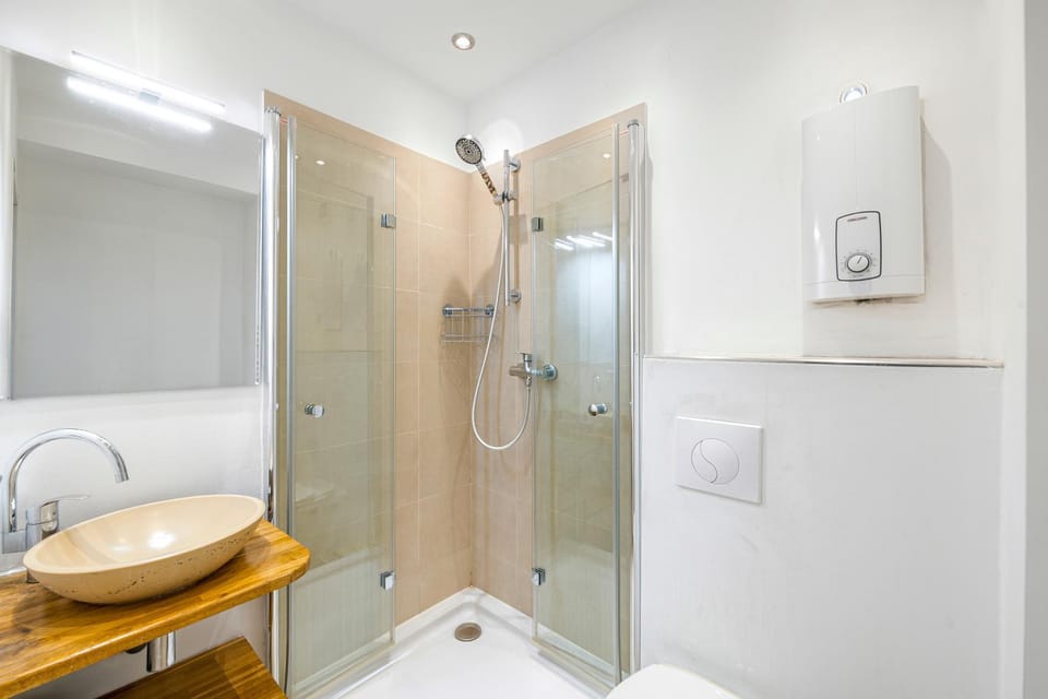 The Koburger I - Stylish studio with 38m2 space and full kitchen, Ideal for couples and business travelers Apartment in Berlin