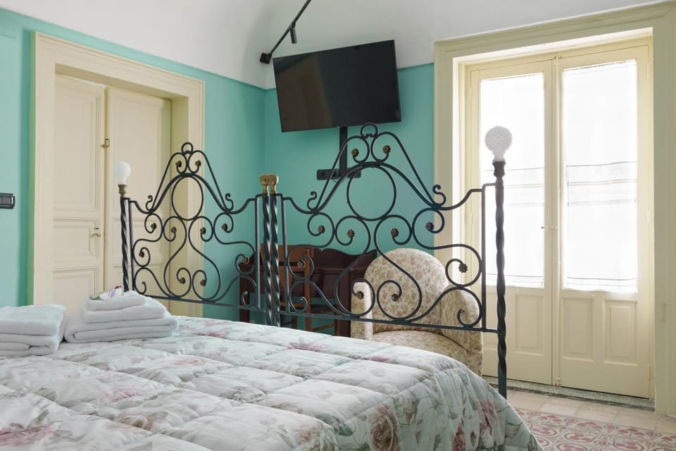 TV and multimedia, Photo of the whole room, Bedroom