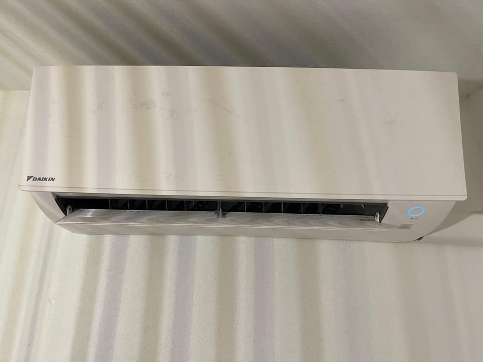 Kitchen or kitchenette, air conditioner