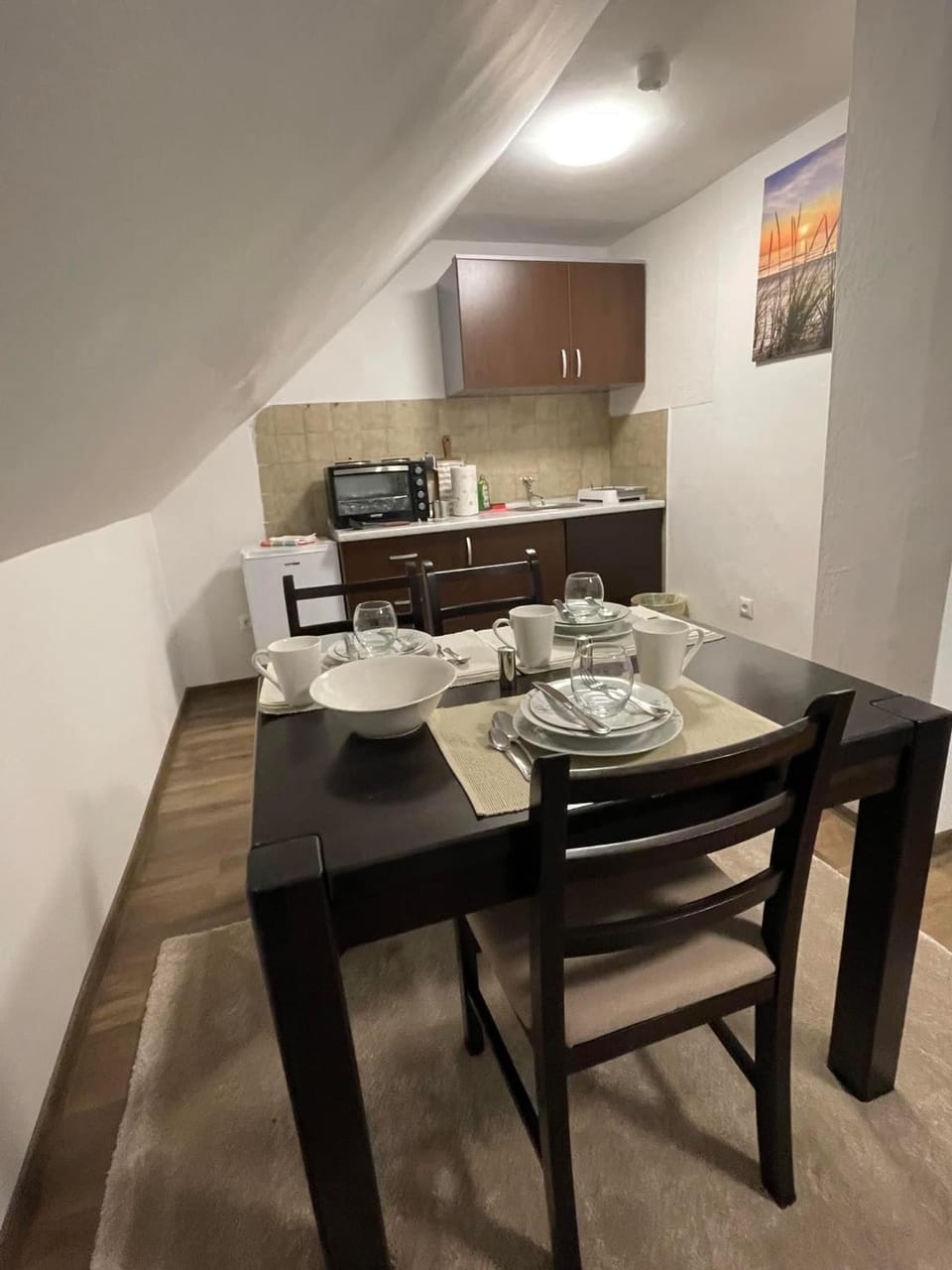 Kitchen or kitchenette, Dining area