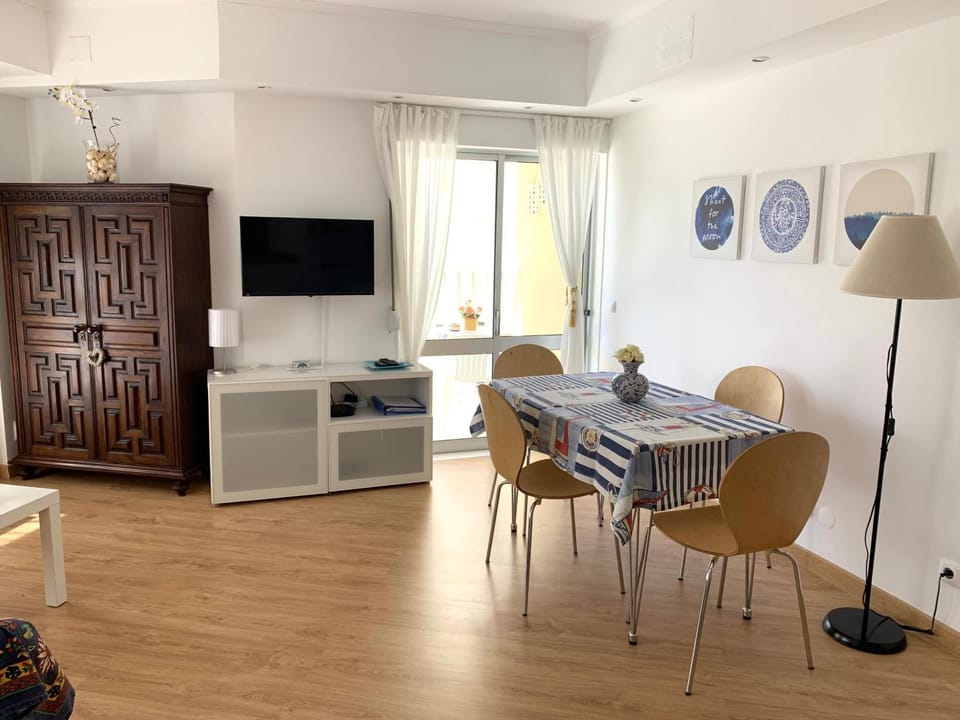 TV and multimedia, Seating area, Dining area