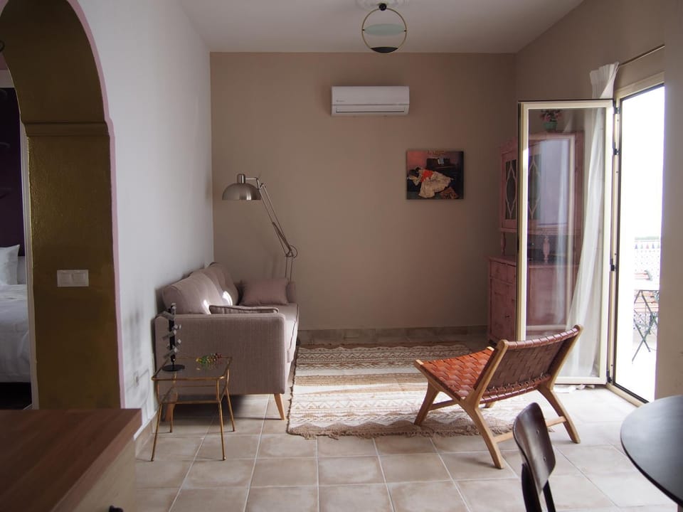 TV and multimedia, Living room, Seating area, internet, air conditioner
