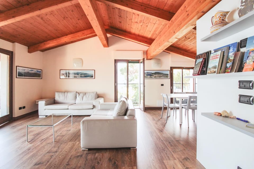 TV and multimedia, Kitchen or kitchenette, Living room, Seating area
