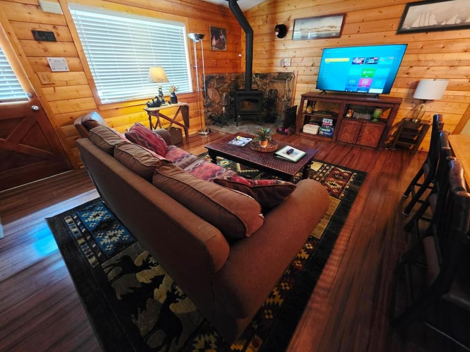 TV and multimedia, Living room, Seating area, Evening entertainment