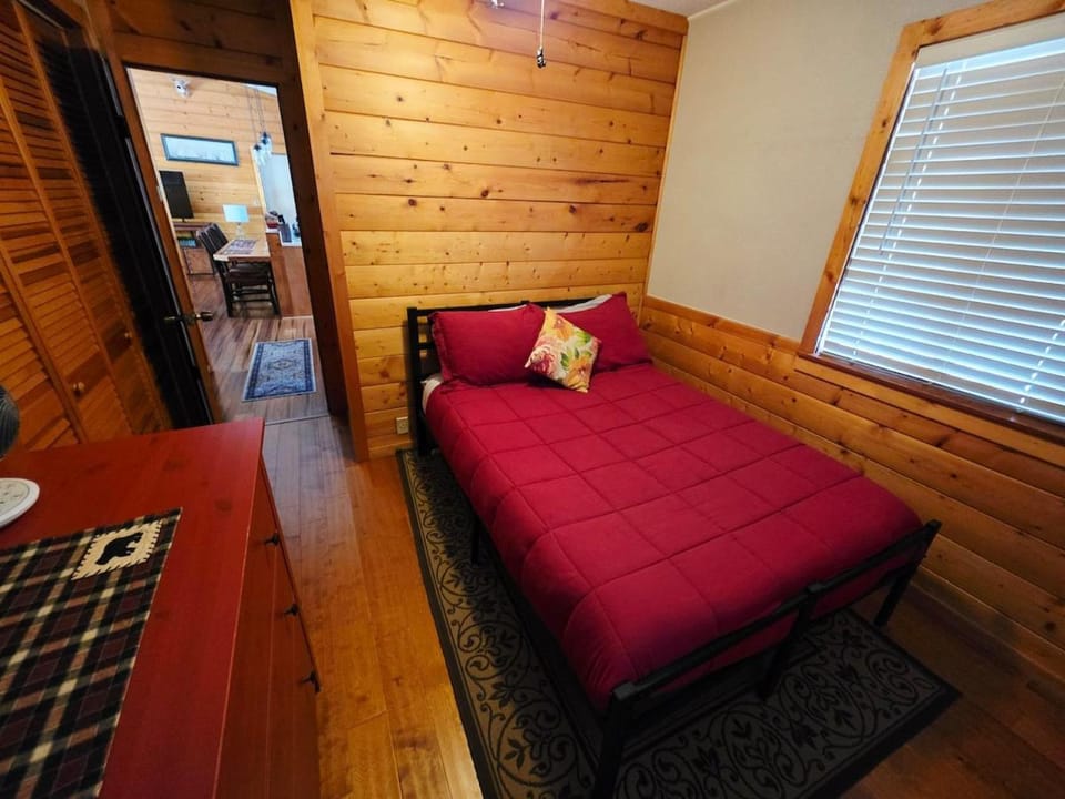 Bed, TV and multimedia, Bedroom