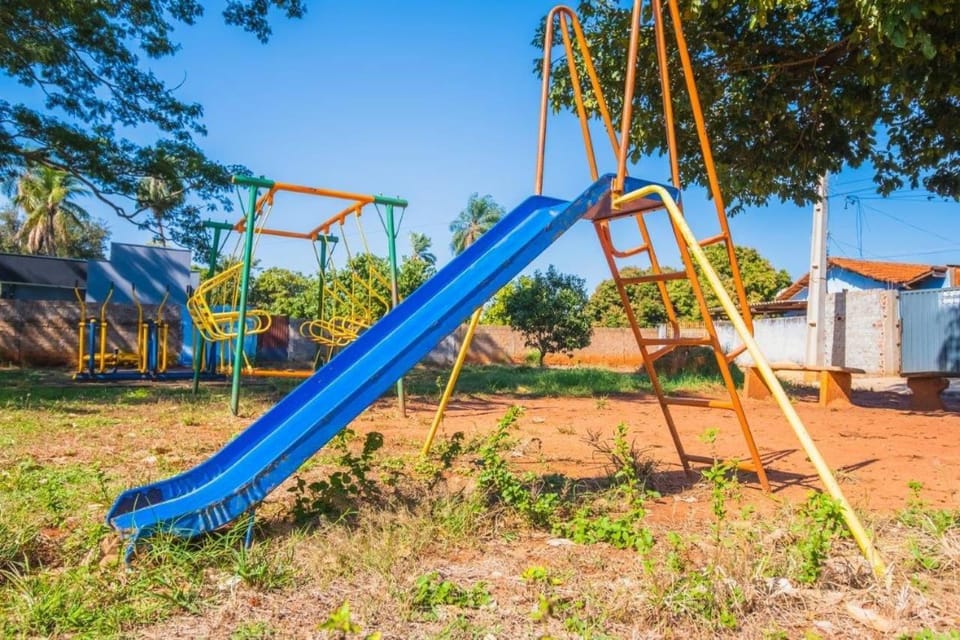 Casa com 2 suítes, cozinha completa , área de lazer, piscina infantil, 10 min do parque aquático House in State of São Paulo