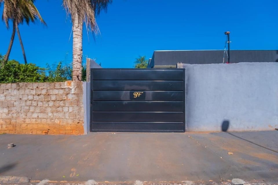 Casa com 2 suítes, cozinha completa , área de lazer, piscina infantil, 10 min do parque aquático House in State of São Paulo