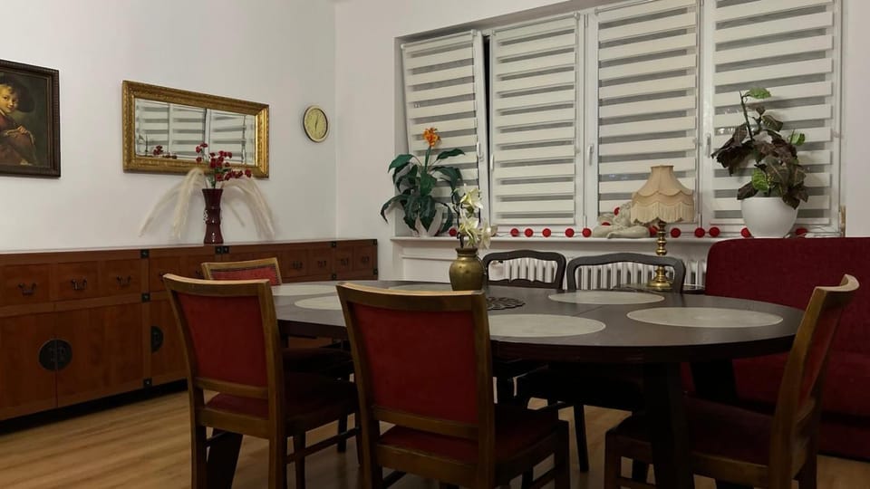 TV and multimedia, Living room, Seating area, Dining area, Bedroom