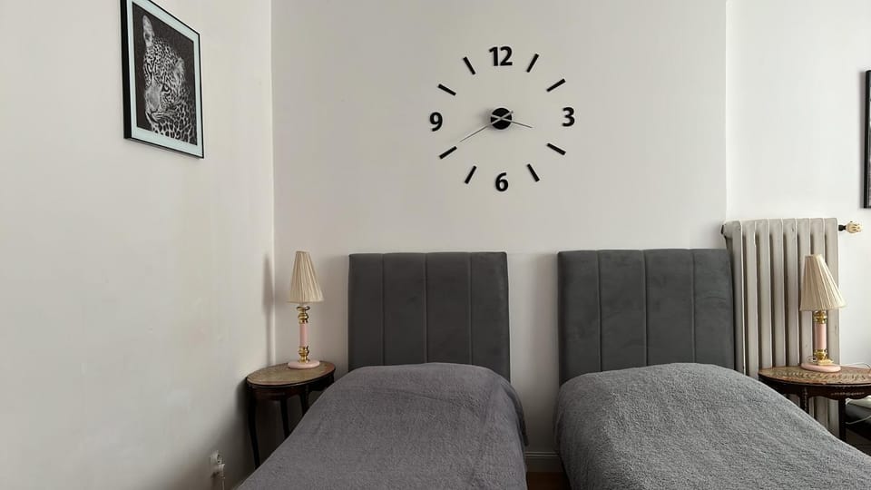 Bed, Photo of the whole room, Seating area, Bedroom