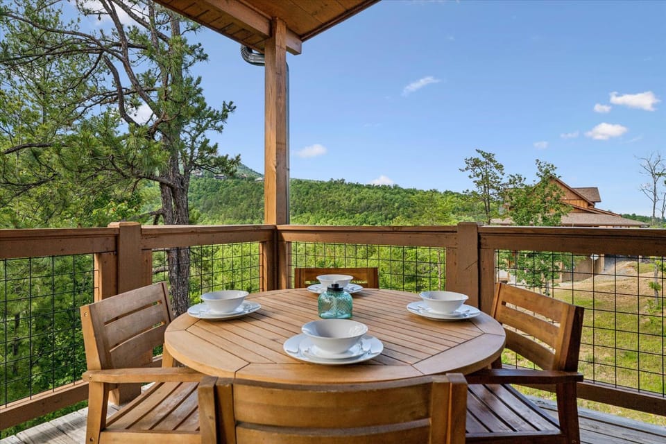 Patio, View (from property/room), Balcony/Terrace, Dining area, Mountain view