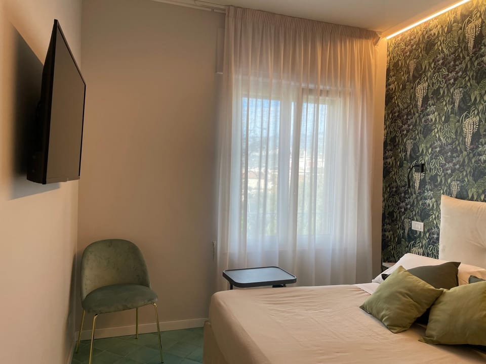 Bed, TV and multimedia, Photo of the whole room, Bedroom