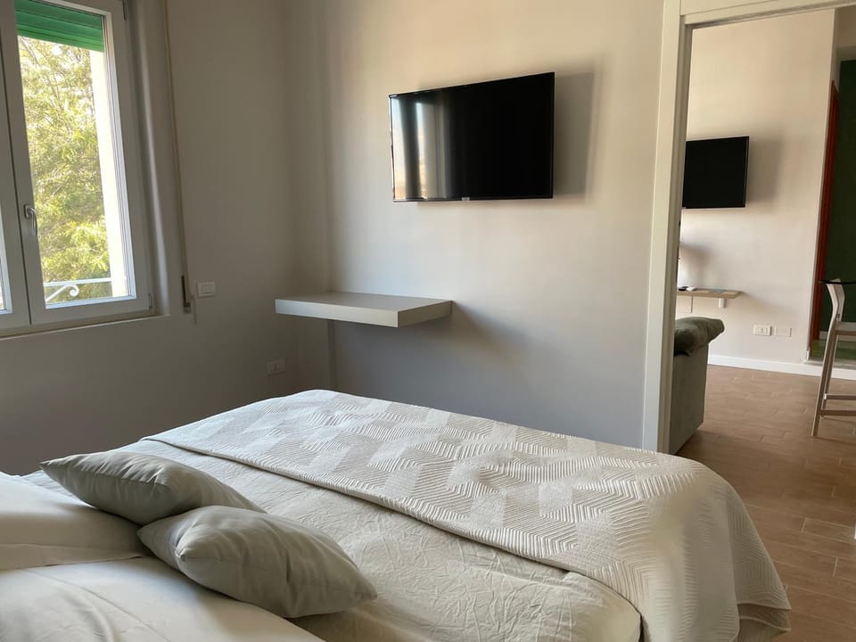 Bed, TV and multimedia, Bedroom