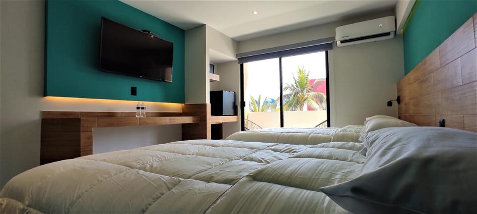 Bed, TV and multimedia, Photo of the whole room, Bedroom, safe