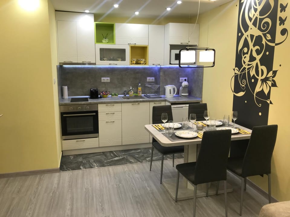 Kitchen or kitchenette, Dining area