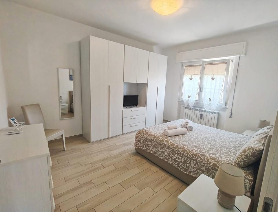 Bed, TV and multimedia, Photo of the whole room, Bedroom, wardrobe