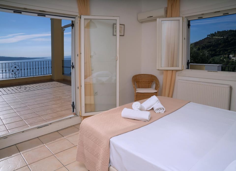 Bed, Balcony/Terrace, Bedroom, Sea view