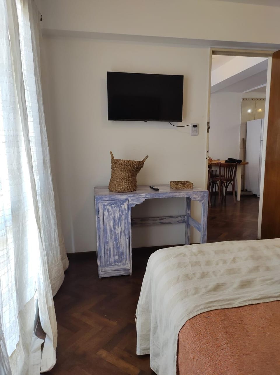 Bed, TV and multimedia, Photo of the whole room, Bedroom