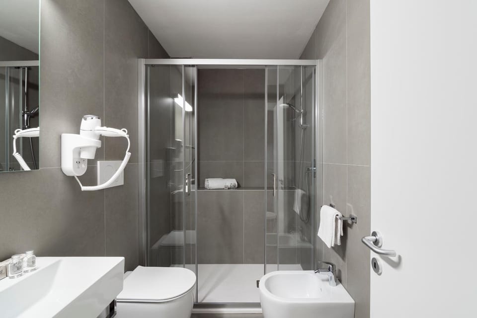 Shower, Toilet