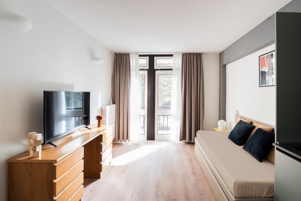 Bed, Living room, Photo of the whole room, Seating area