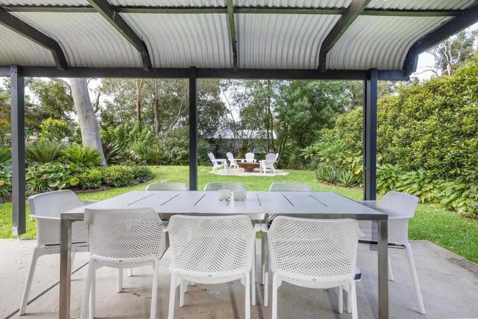 Coastal Oasis - Pet Friendly - 6 Mins Walk to Beach House in Callala Bay