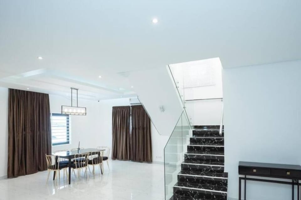 Restaurant/places to eat, Living room
