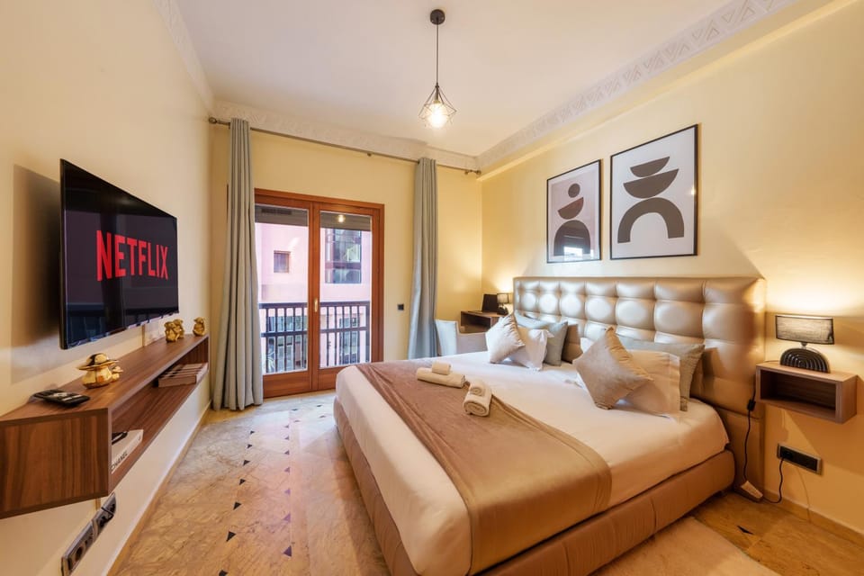 Bed, TV and multimedia, Photo of the whole room, Bedroom