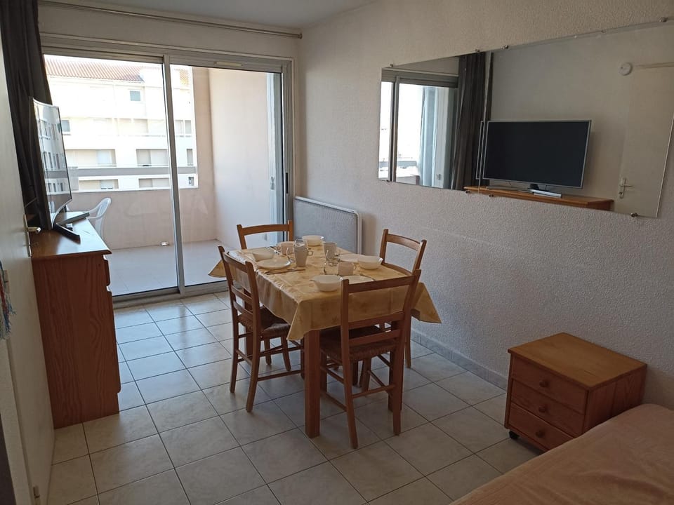 Charmant T2 cabine à Sète avec loggia et parking privé - FR-1-338-450 Cabin in Occitanie