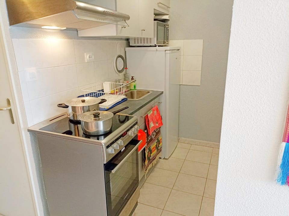 Charmant T2 cabine à Sète avec loggia et parking privé - FR-1-338-450 Cabin in Occitanie