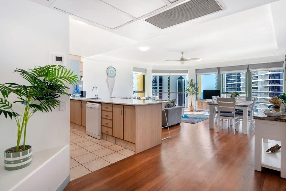 Spacious Family Apt - Waterslides & Ocean Views! - CoastHM Apartment in Surfers Paradise Boulevard