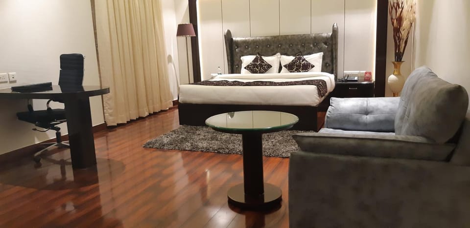 Bed, Living room, Photo of the whole room, Seating area, Bedroom