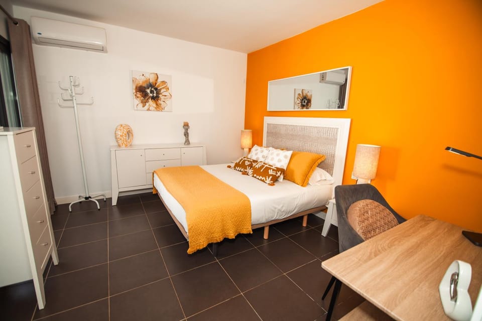 Bed, Seating area, air conditioner