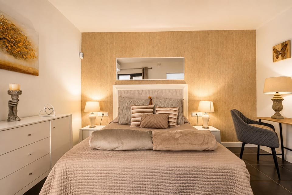 Bed, Seating area, Bedroom, air conditioner