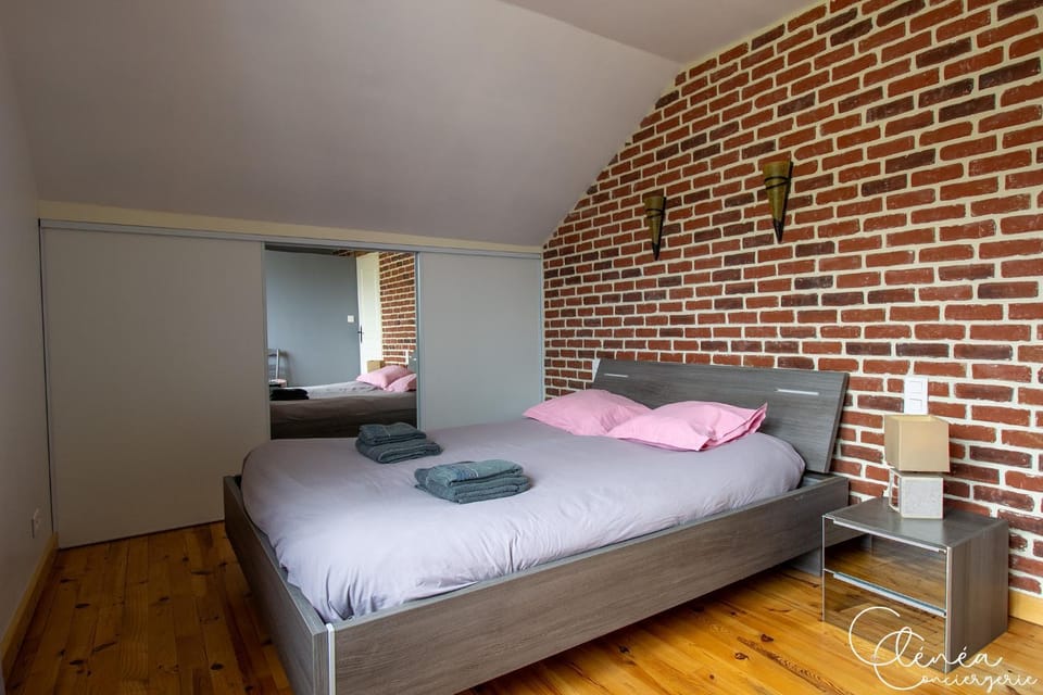 Bed, Photo of the whole room, Bedroom, towels