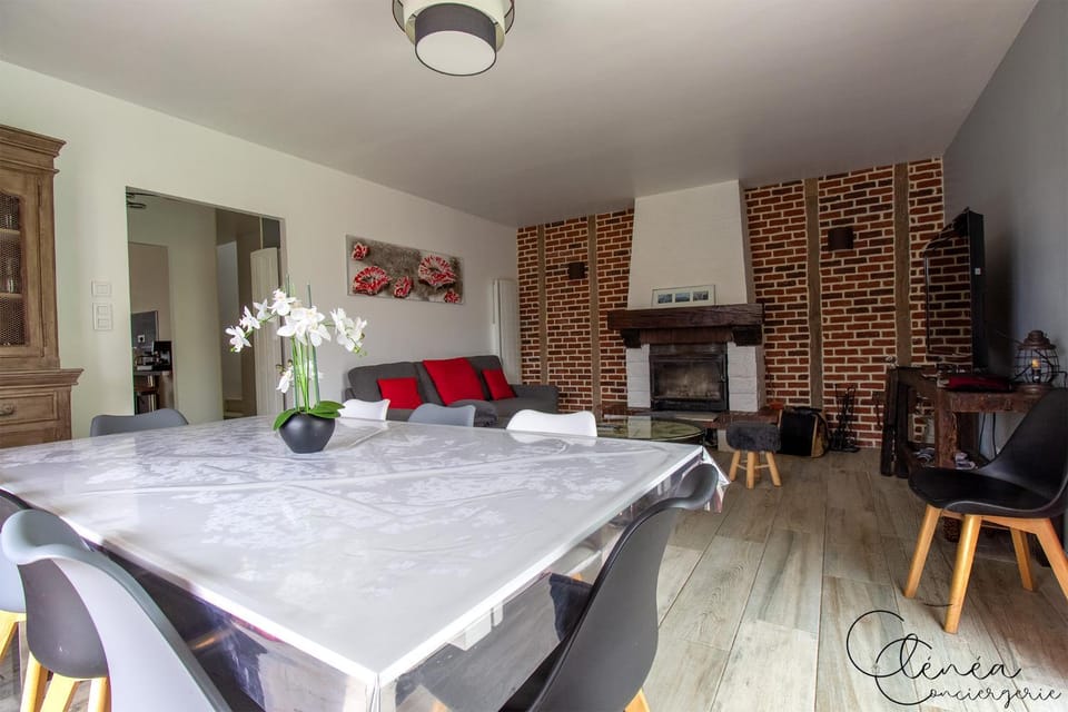 TV and multimedia, Living room, Dining area, fireplace