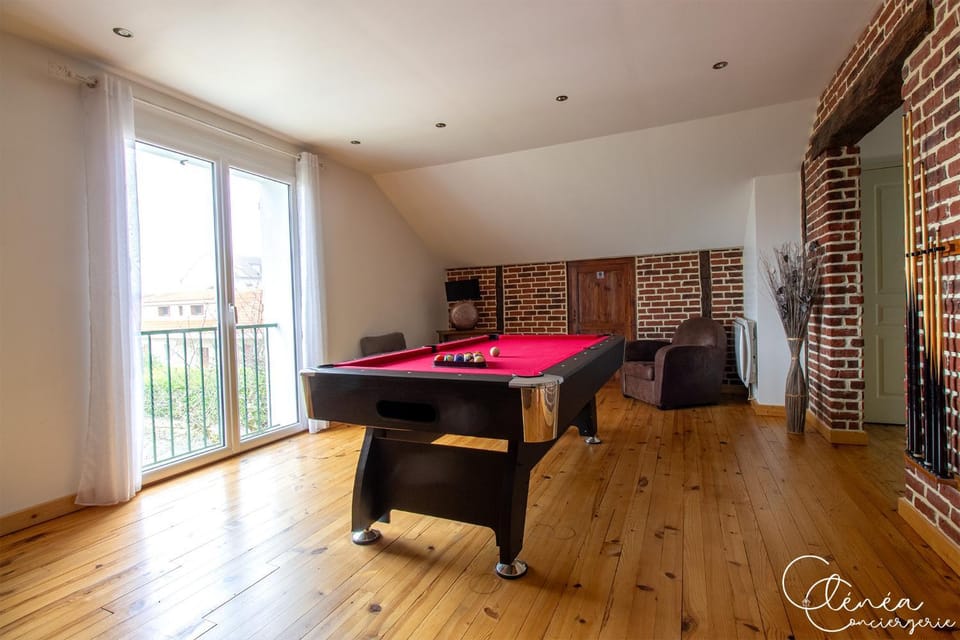 Billiard, Game Room