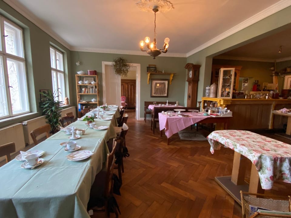 Restaurant/places to eat, Communal lounge/ TV room, Banquet/Function facilities, Seating area