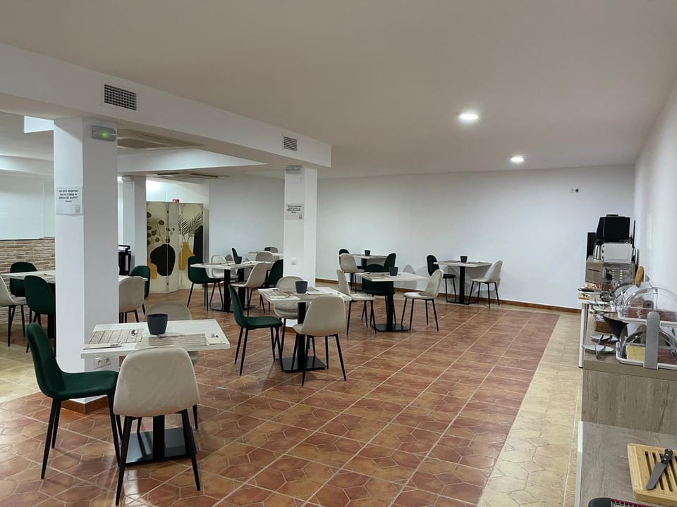Restaurant/places to eat, Lounge or bar
