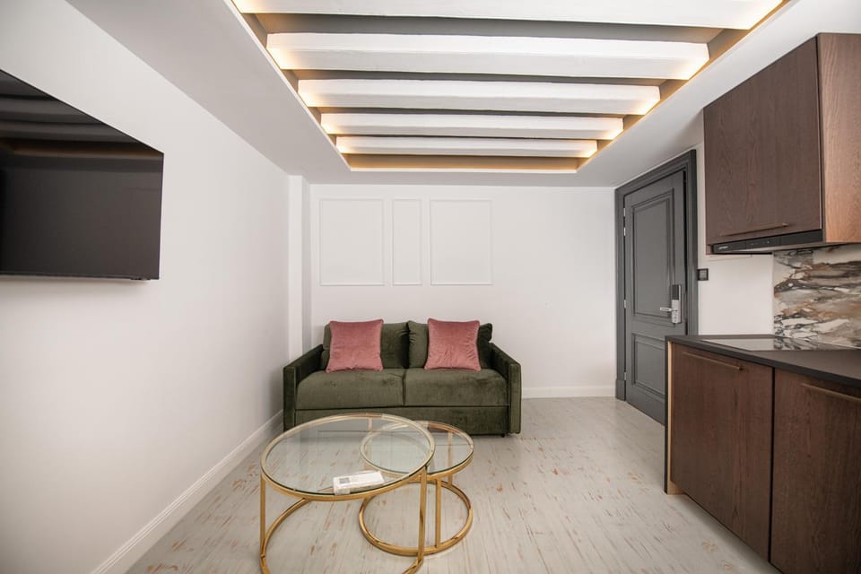 TV and multimedia, Kitchen or kitchenette, Living room, Seating area
