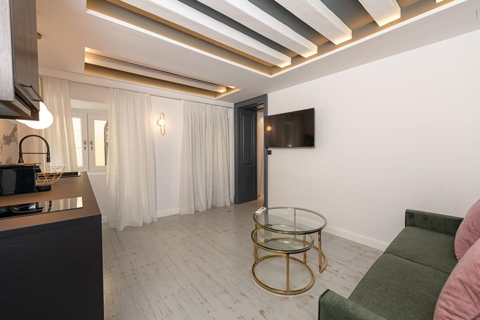 TV and multimedia, Kitchen or kitchenette, Seating area